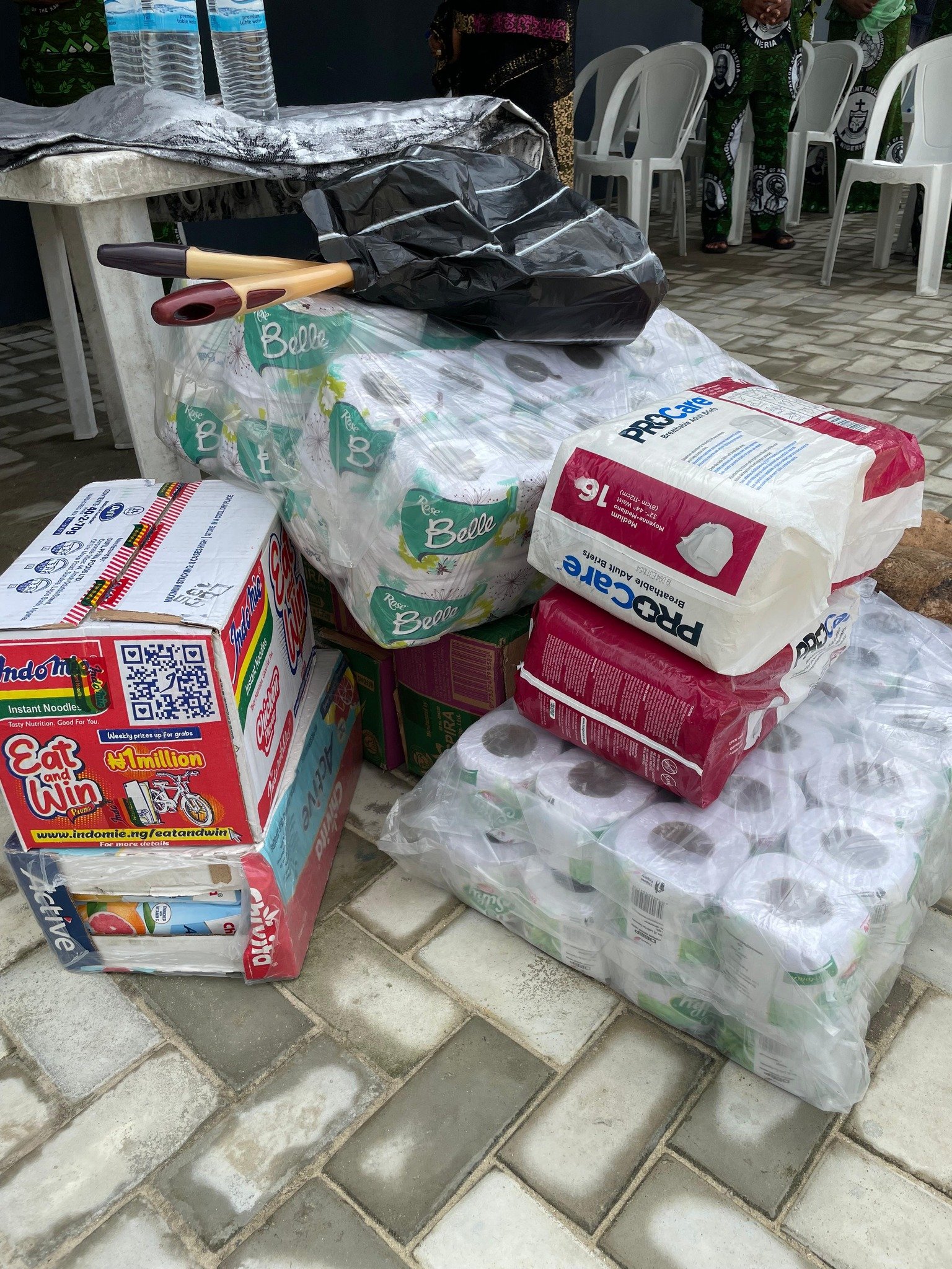 Caregiver and child receiving food support